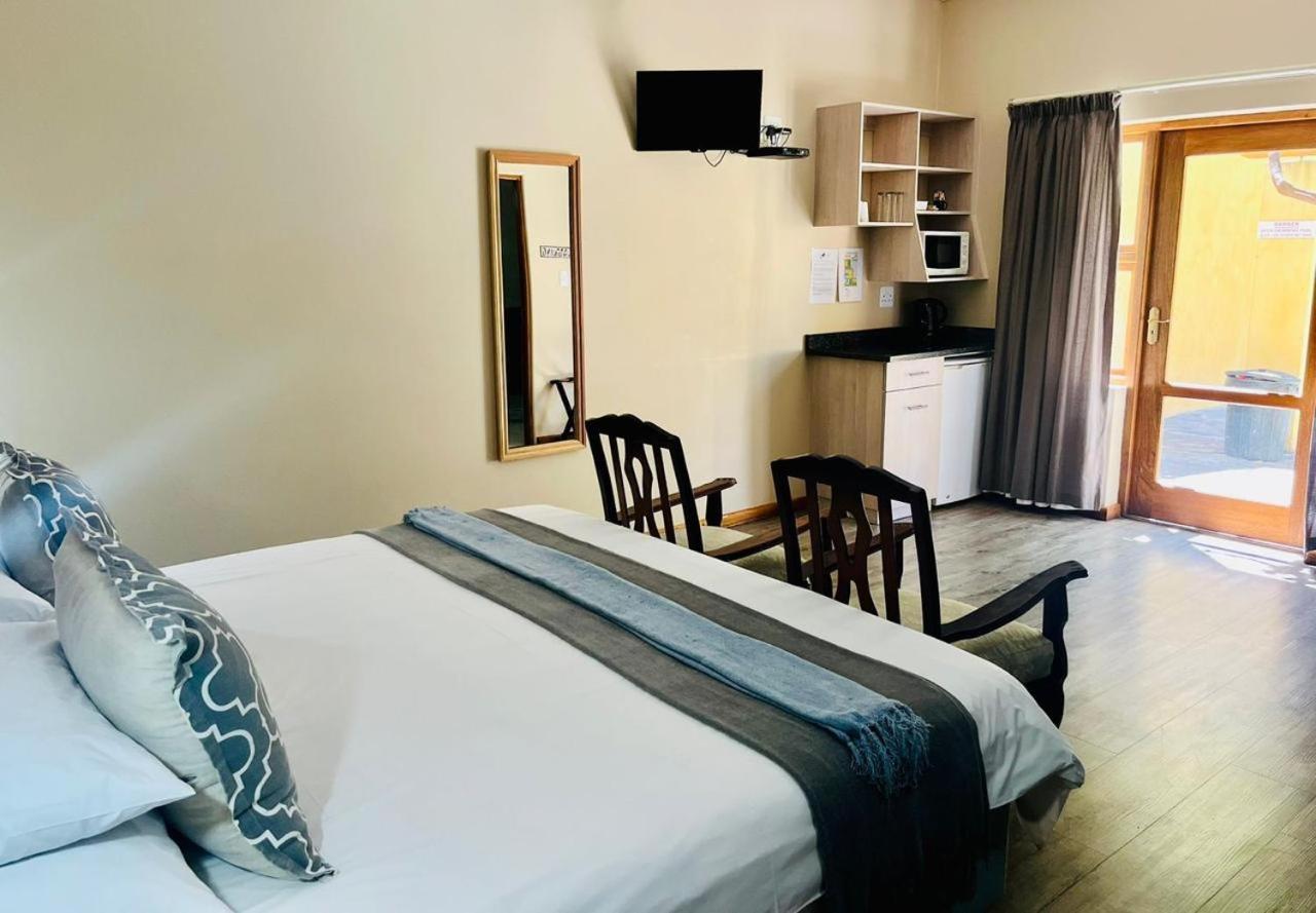 17 On Bird Guest House Beaufort West Exterior foto